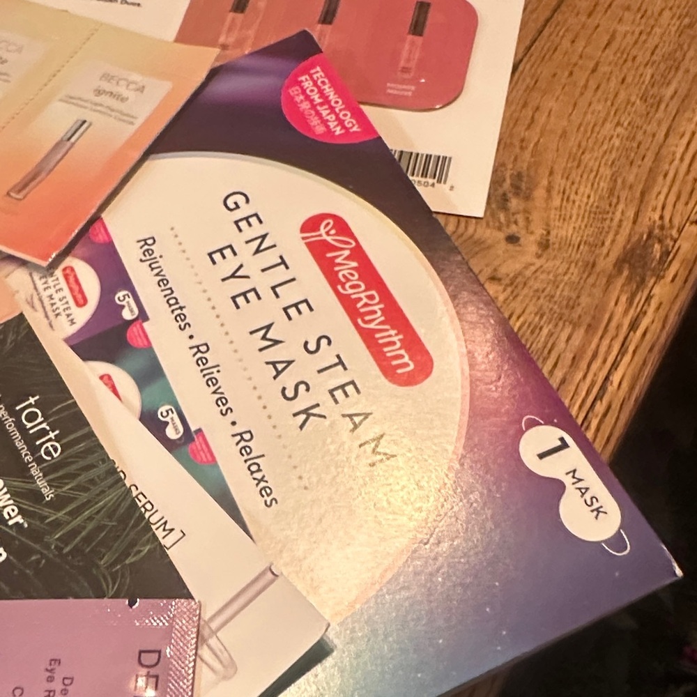 Beauty Sample Bundle - Picture 7 of 9